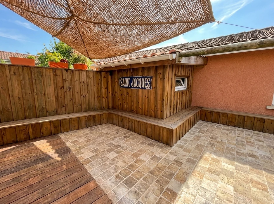 Terrasse extérieure avec sol en carrelage travertin et deck en bois