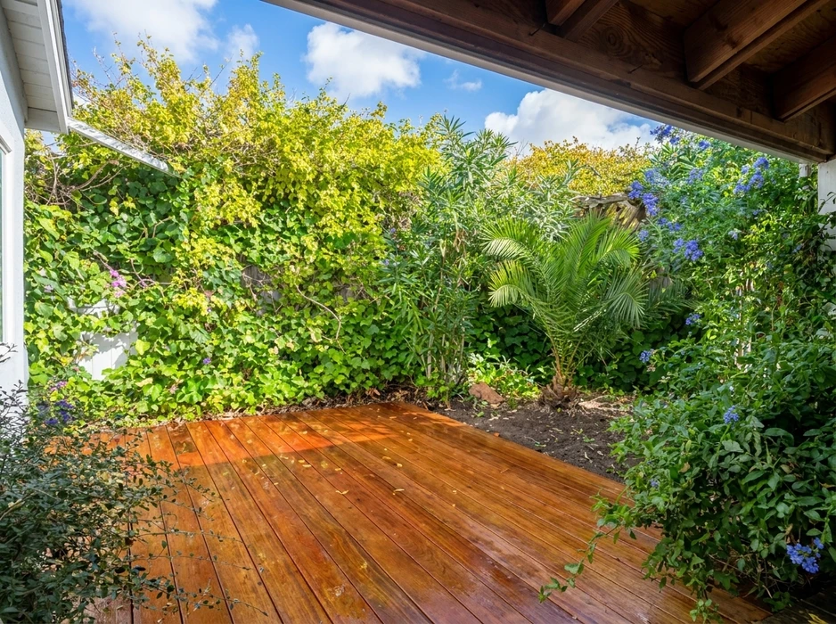 Terrasse en bois exotique traité, teinte rouge-acajou, planches posées en lames parallèles