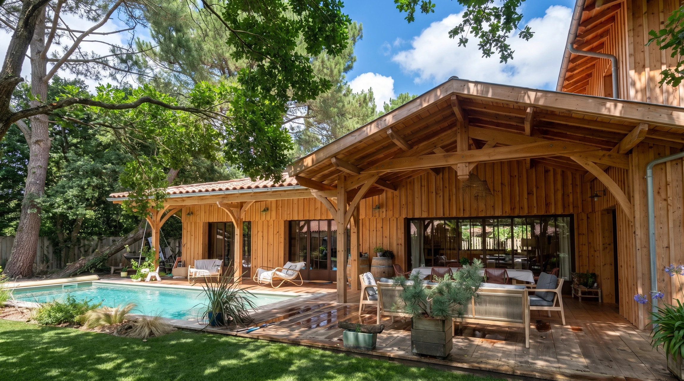Villa contemporaine en bois, terrasse couverte à charpente apparente, pergola en bois massif, piscine rectangulaire avec plage en deck bois