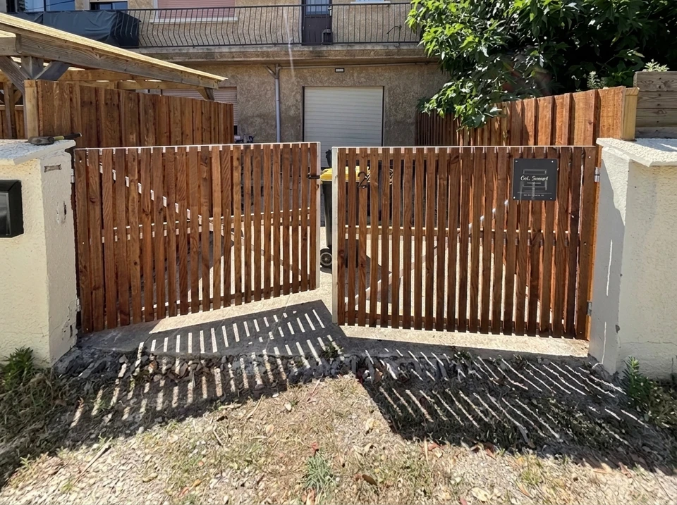 Jardin résidentiel ensoleillé avec entrée de maison