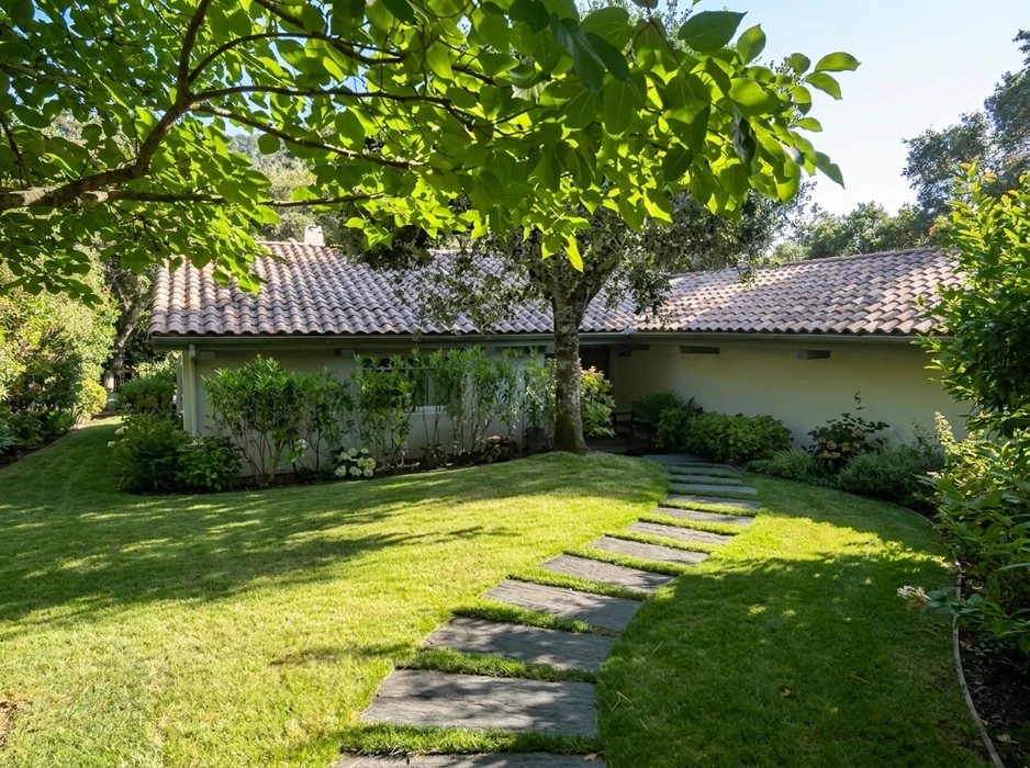 Jardin privatif avec terrasse en gravier, deux chaises de jardin Adirondack en plastique vert anis